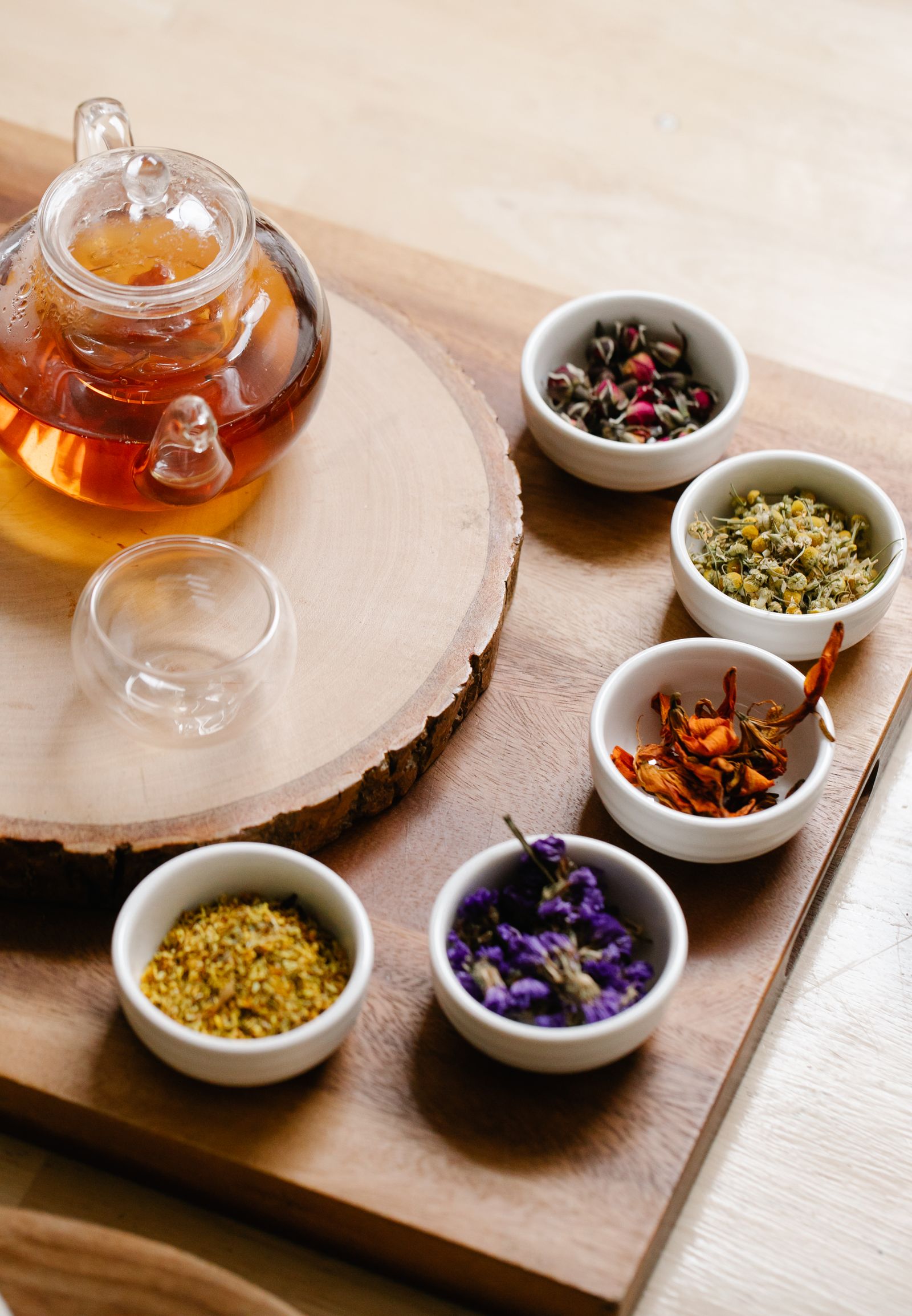 Assorted Chinese herbs in bowls with herbal tea — traditional herbal medicine